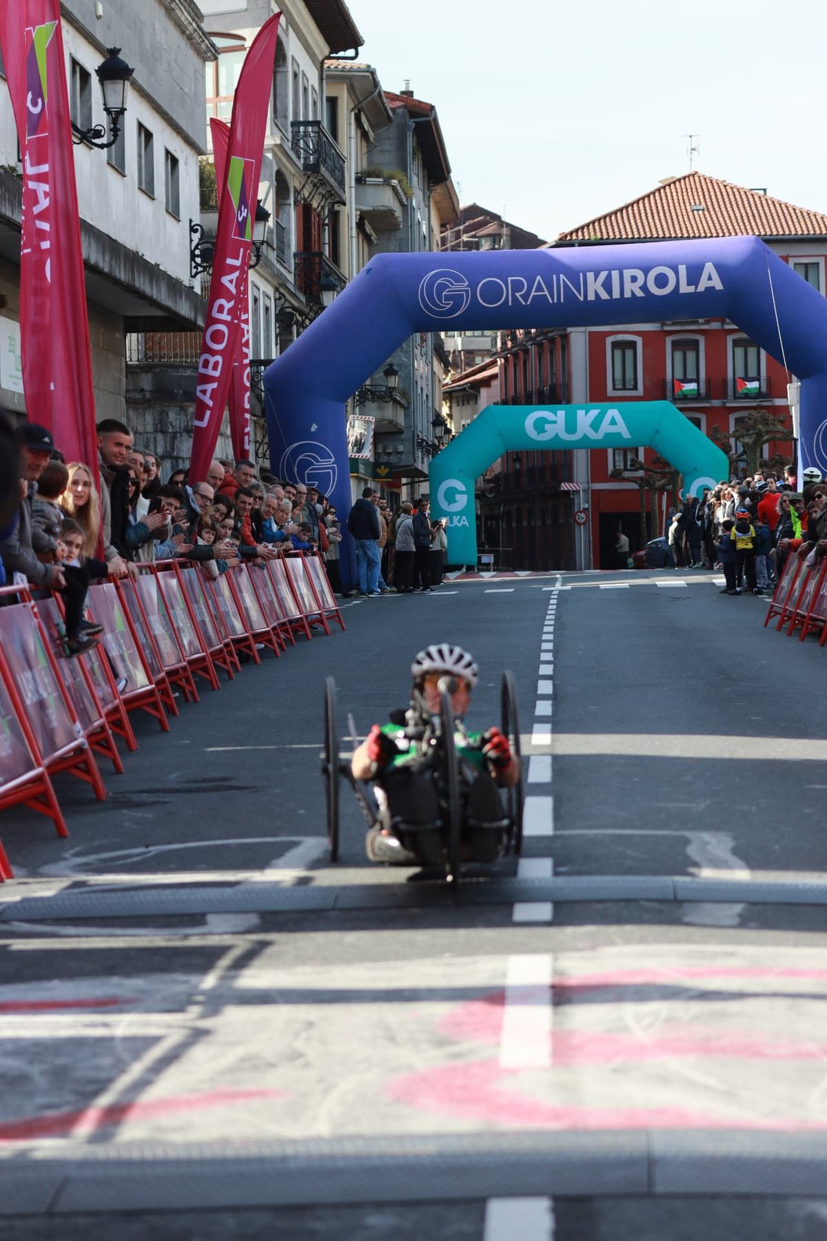 Handbikea helmugan: kirol egokitua Urolako Trena Maratoian